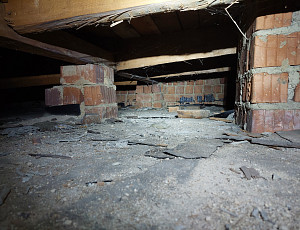 Zateplení stropu rodinného domu s pultovou střechou pomocí foukané izolace